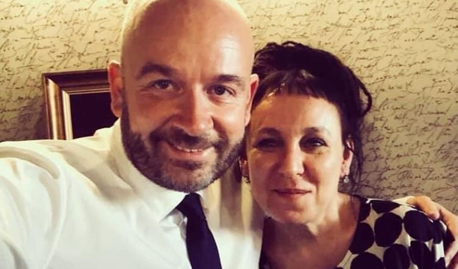Wrocław. Pasażerowie z książką Olgi Tokarczuk jeżdżą za darmo Wrocław. Pasażerowie z książką Olgi Tokarczuk jeżdżą za darmo