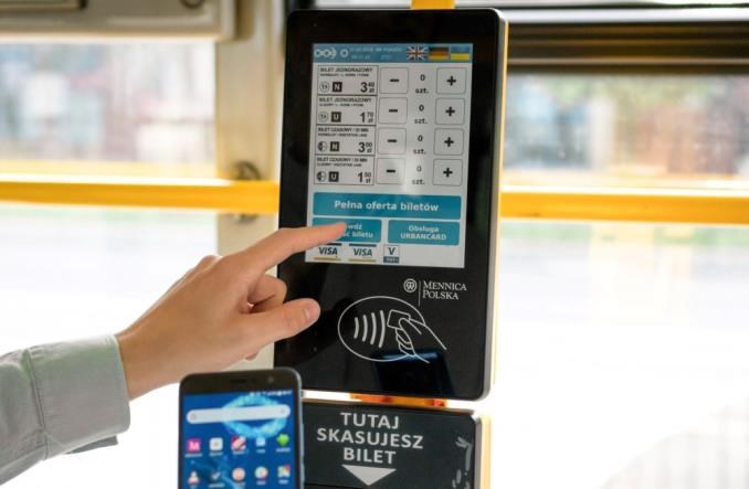 Technologie dla pasażera: Karty i aplikacje wypierają bilety papierowe