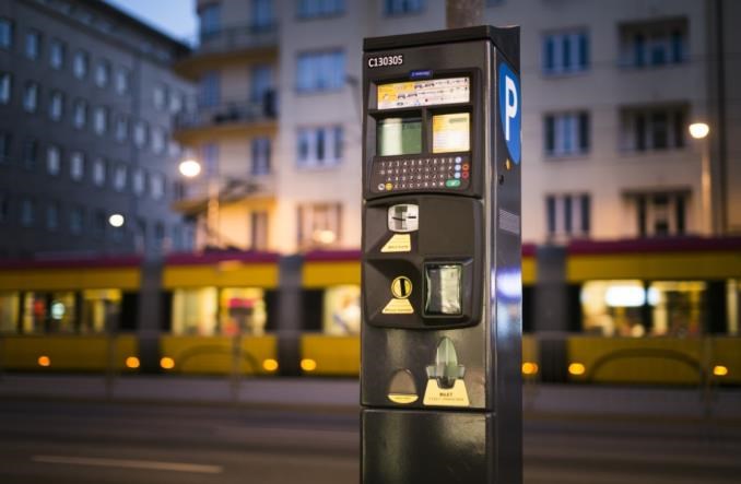 Warszawa rozszerzy strefę płatnego parkowania. Na razie bez podwyżek [mapa]