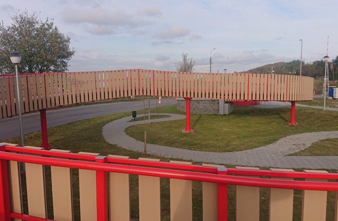 Gołubie. Kładka nad chodnikiem, niełącząca niczego z niczym