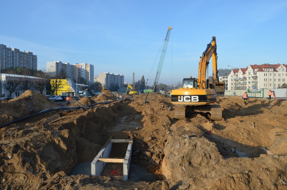 Na budowie stacji Powstańców Śląskich trwają prace przy budowie ścian szczelinowych