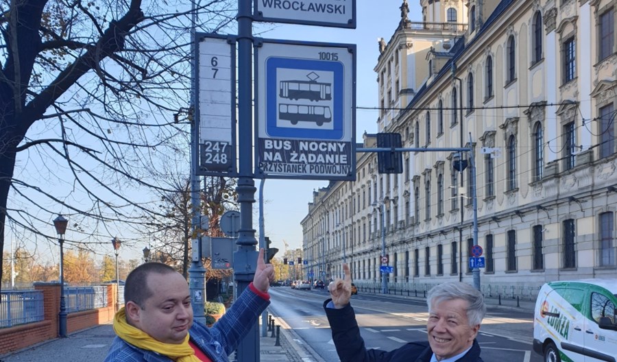 Wrocław. Prof. Jan Miodek zapowiada przystanek „Uniwersytet Wrocławski” Wrocław. Prof. Jan Miodek zapowiada przystanek „Uniwersytet Wrocławski”