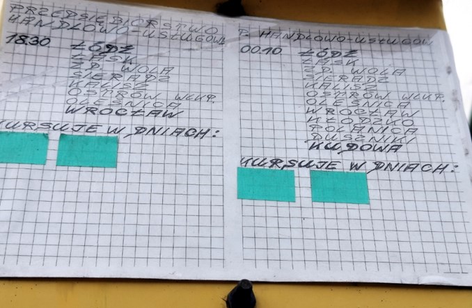 Łódź: Kto rozwiesza dziwne rozkłady na Dworcu Kaliskim?