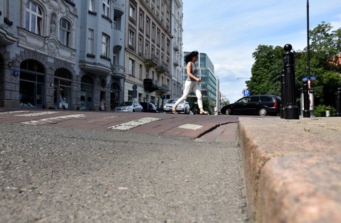 Poseł Porozumienia: Rozkojarzeni piesi wbiegają pod koła samochodów