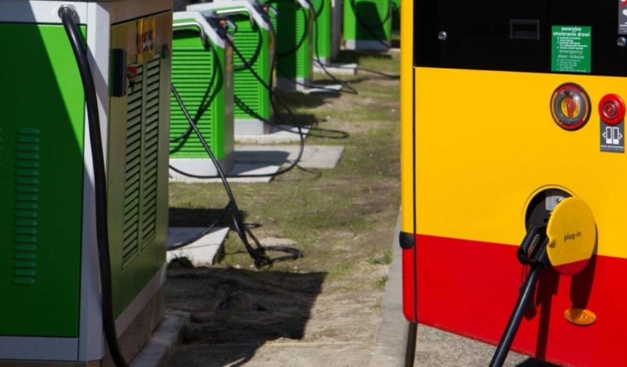Warszawa. Umowa na 65 ładowarek dla 130 elektrobusów Warszawa. Umowa na 65 ładowarek dla 130 elektrobusów