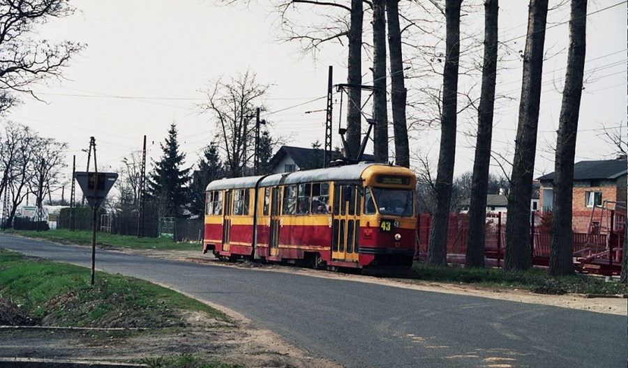 Lutomiersk nie zdejmie sieci trakcyjnej, ale ta i tak nie jest kompletna Lutomiersk nie zdejmie sieci trakcyjnej, ale ta i tak nie jest kompletna
