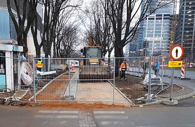 Wąski chodnik na Towarowej przy biurowcu. Pytania o standardy
