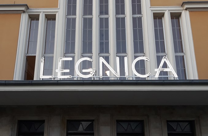 Dworzec w Legnicy ponownie z neonem