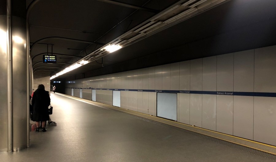 Metro: Dziwne przypadki z oświetleniem na stacji Ratusz. Aby było lepiej, musi być gorzej? Metro: Dziwne przypadki z oświetleniem na stacji Ratusz. Aby było lepiej, musi być gorzej?