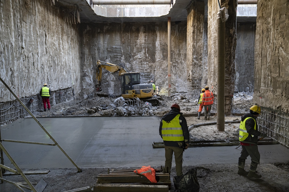 Trwa wylewanie betonu na poziomie płyty dennej przyszłej stacji Bródno