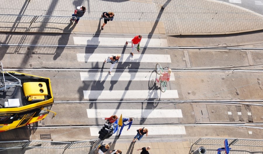 Piesi z pierwszeństwem na pasach, ale nie przed tramwajem Piesi z pierwszeństwem na pasach, ale nie przed tramwajem