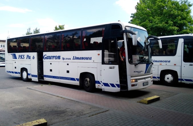 Mniej dalekobieżnych PKS-ów. Cięcia w rozkładach spółek z Limanowej i Szczecina 