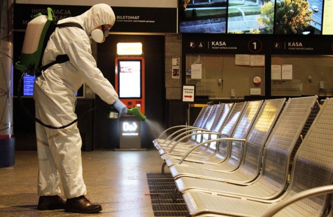 Warszawa. Dworzec Zachodni i autobusy Polonusa dezynfekowane