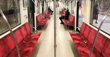 Warszawa: Znaczny spadek liczby pasażerów. W metrze nawet o 80%