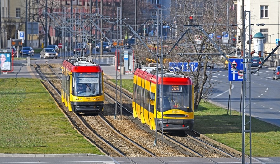 Warszawa wraca do normalnych rozkładów. Ale brakuje pracowników Warszawa wraca do normalnych rozkładów. Ale brakuje pracowników