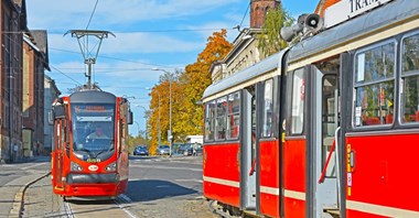 Policja zapowiada karanie kierowców i motorniczych za przepełnione pojazdy