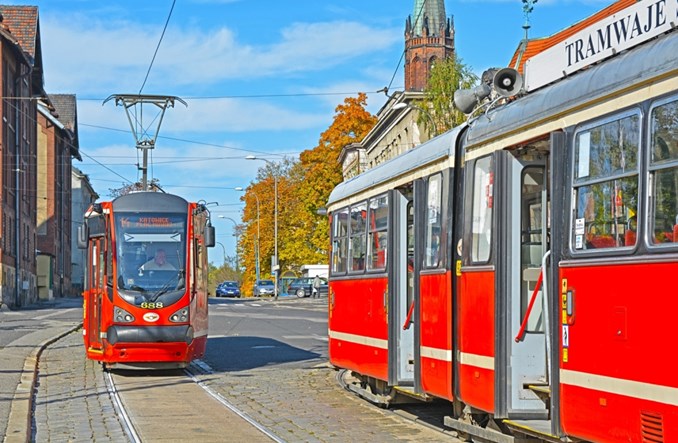 Policja zapowiada karanie kierowców i motorniczych za przepełnione pojazdy