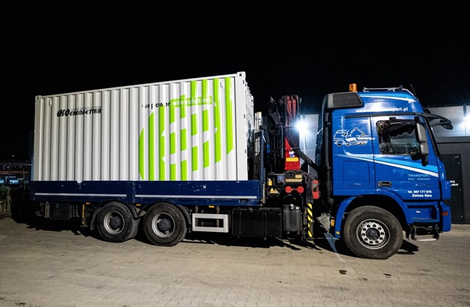 Megastacja ładowania Ekoenergetyki jedzie do Holandii. Zasili 20 autobusów na raz