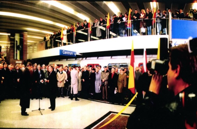 Metro w Warszawie wozi pasażerów już od 25 lat