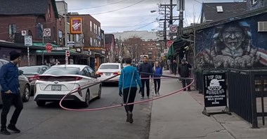 Kanadyjczyk pokazuje, jak wąskie chodniki utrudniają utrzymywanie dystansu społecznego