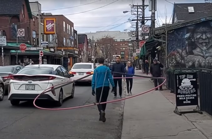 Kanadyjczyk pokazuje, jak wąskie chodniki utrudniają utrzymywanie dystansu społecznego