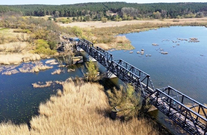 Zachodniopomorskie: Na moście w Siekierkach praca wre. Dawna kolejowa przeprawa posłuży rowerom