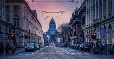 Ulice Brukseli dla pieszych i rowerzystów. Prędkość ograniczona do 20 km/h