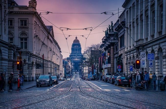 Ulice Brukseli dla pieszych i rowerzystów. Prędkość ograniczona do 20 km/h