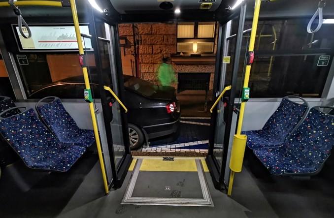 Łódź: Samochody parkują w strefie przesiadkowej autobusów nocnych