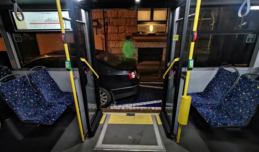 Łódź: Samochody parkują w strefie przesiadkowej autobusów nocnych Łódź: Samochody parkują w strefie przesiadkowej autobusów nocnych