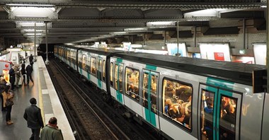 Francja. Sztuczna inteligencja będzie liczyła maseczki w komunikacji