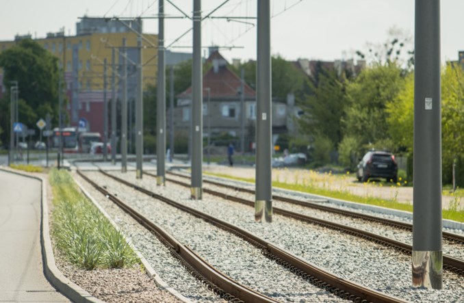 Gdańsk bez szczęścia. Fragment tramwaju w ciągu Nowej Warszawskiej dalej drogi