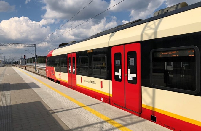 Limity osób w komunikacji po cichu poluzowane. W pociągach wszystkie miejsca siedzące