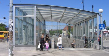 Metro: Wyjście ze stacji Ratusz do remontu. Jedna oferta
