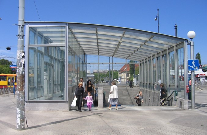 Metro: Wyjście ze stacji Ratusz do remontu. Jedna oferta