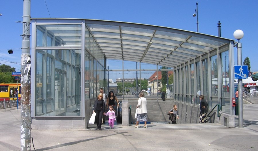 Metro: Wyjście ze stacji Ratusz do remontu. Jedna oferta Metro: Wyjście ze stacji Ratusz do remontu. Jedna oferta