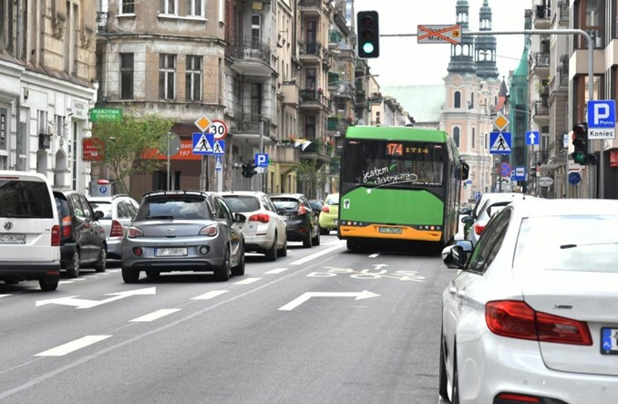Poznań: Ulica Garbary z buspasem i zielenią