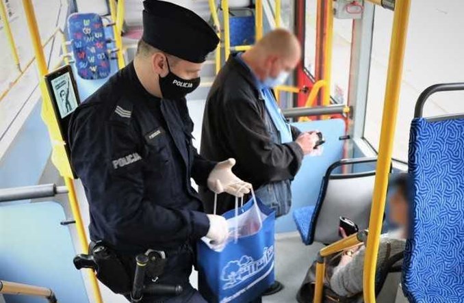 Groźna niechęć do maseczek w transporcie publicznym