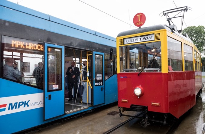 MPK Wrocław podpisuje umowy na remonty tramwajów 205 WrAs i 16 T