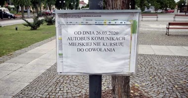 Koronawirus: Nieaktualne rozkłady jazdy na przystankach w całej Polsce