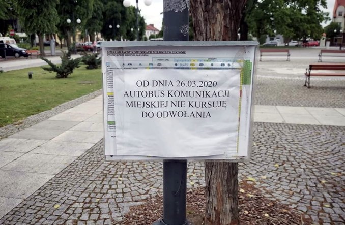 Koronawirus: Nieaktualne rozkłady jazdy na przystankach w całej Polsce