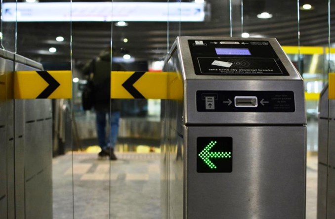 ZTM Warszawa dostosuje bramki na II linii metra do biletów z kodem QR