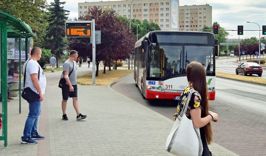 Jastrzębie-Zdrój: Pierwszymi drzwiami i tylko w maseczce Jastrzębie-Zdrój: Pierwszymi drzwiami i tylko w maseczce