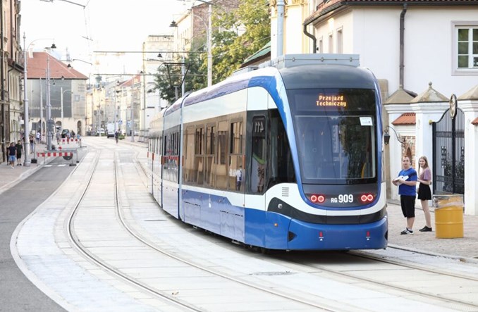 Kraków: Za bilet w automacie można zapłacić blikiem. Okresowe także w pojazdach