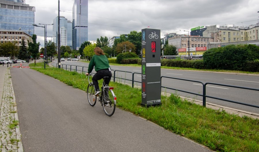 Warszawa: Totemy rowerowe już gotowe. Wiadomo kiedy zwolnić, kiedy przyspieszyć Warszawa: Totemy rowerowe już gotowe. Wiadomo kiedy zwolnić, kiedy przyspieszyć