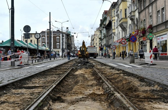 Poznań: Rozpoczęła się naprawa torowiska na ul. Dąbrowskiego