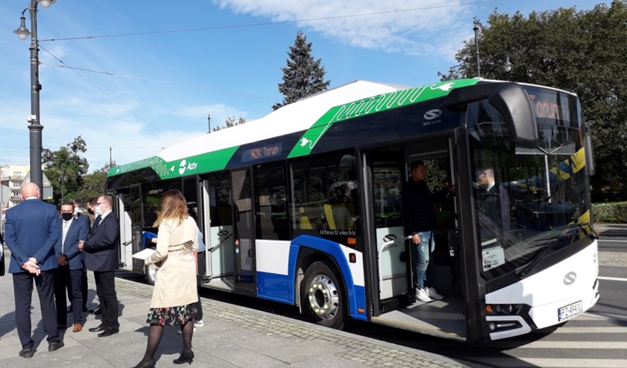 Elektrobusy pojadą do Torunia. Umowa z Solarisem podpisana Elektrobusy pojadą do Torunia. Umowa z Solarisem podpisana