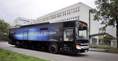 Międzymiastowy autobus Setry jako mobilna stacja do testów na COVID-19