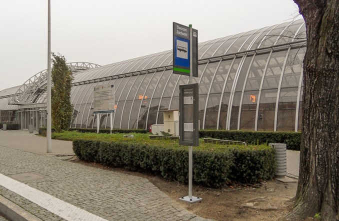 Poznań: Rusza montaż nowych słupków przystankowych z gablotami