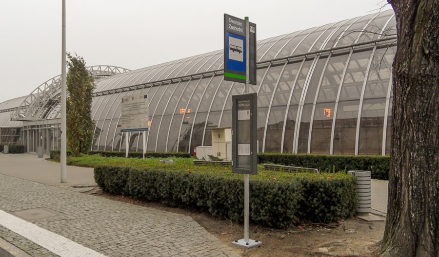 Poznań: Rusza montaż nowych słupków przystankowych z gablotami Poznań: Rusza montaż nowych słupków przystankowych z gablotami